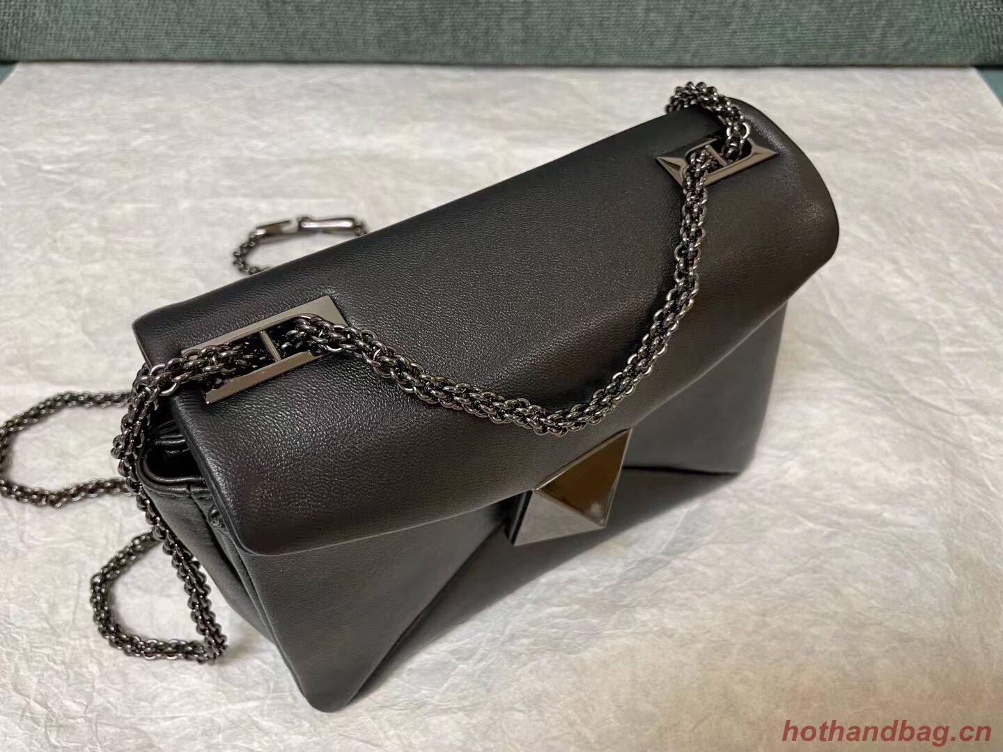 VALENTINO GARAVANI One Stud Sheepskin Shoulder Bag YW0B0K21 black VALENTINO GARAVANI One Stud Sheepskin Shoulder Bag YW0B0K21 black