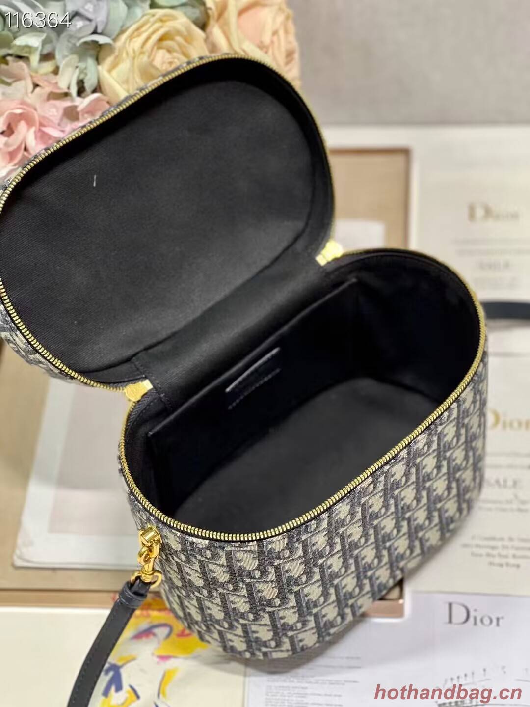 MEDIUM CD SIGNATURE VANITY CASE Blue Dior Oblique Jacquard S2202UTZQ MEDIUM CD SIGNATURE VANITY CASE Blue Dior Oblique Jacquard S2202UTZQ