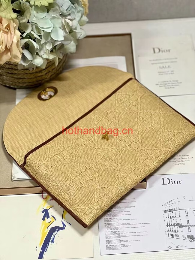 30 MONTAIGNE AVENUE POUCH WITH FLAP Natural Cannage Raffia S2191UCN 30 MONTAIGNE AVENUE POUCH WITH FLAP Natural Cannage Raffia S2191UCN