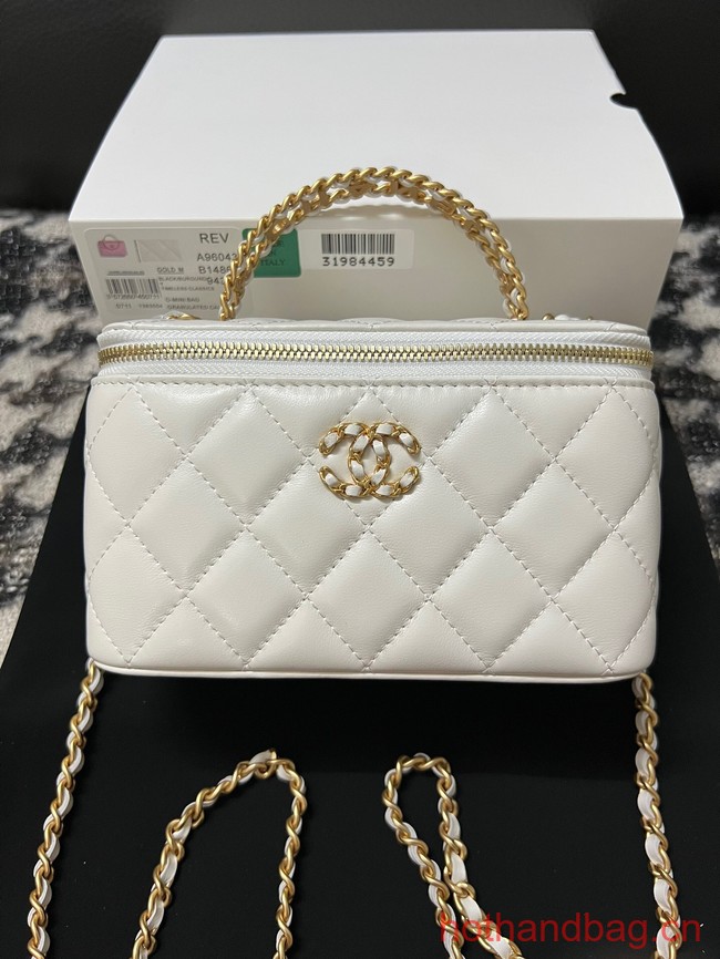 CHANEL CLUTCH WITH CHAIN AP3747 white