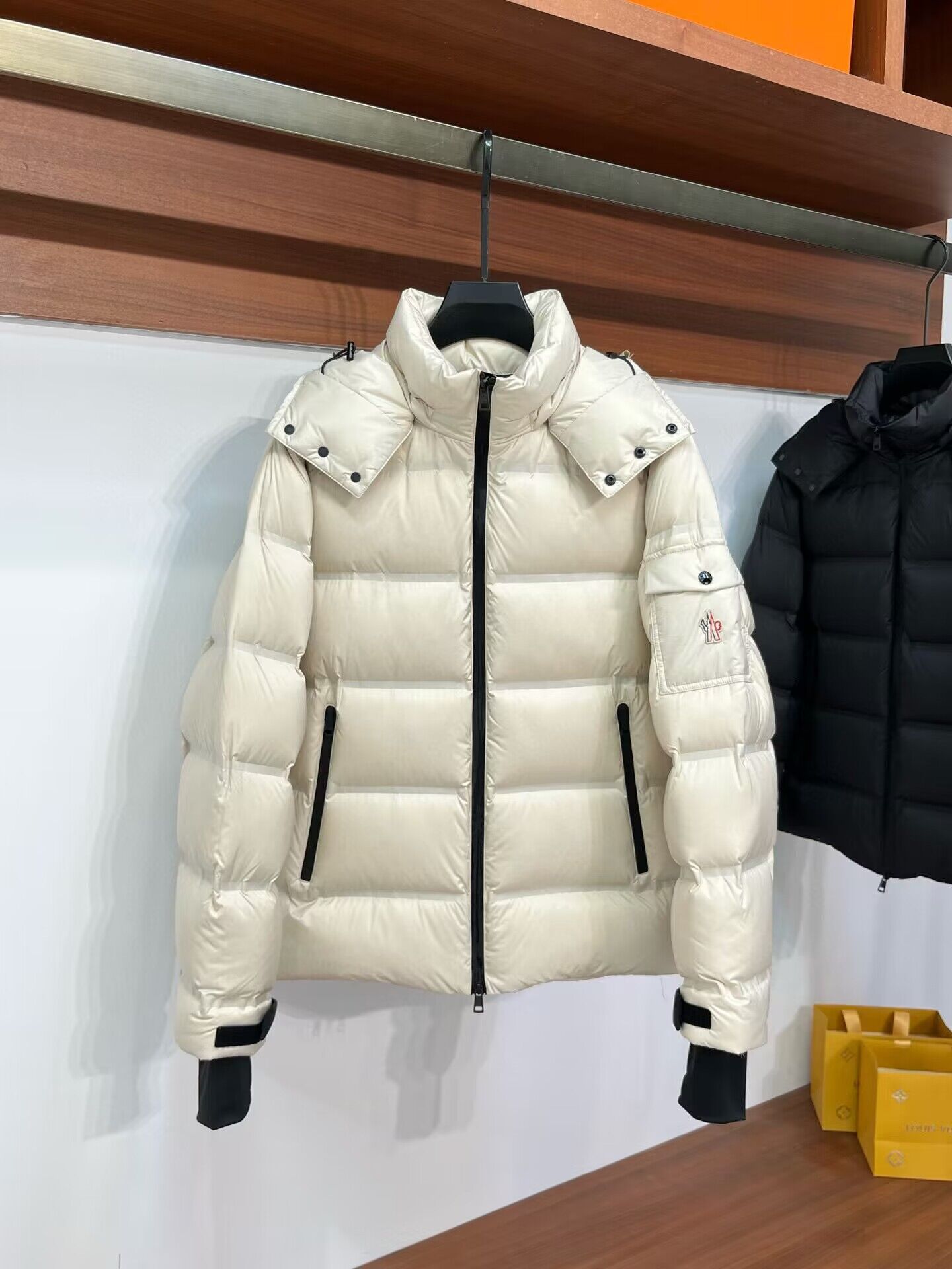 Moncler Top Quality Couple Down Coat M39058 Moncler Top Quality Couple Down Coat M39058