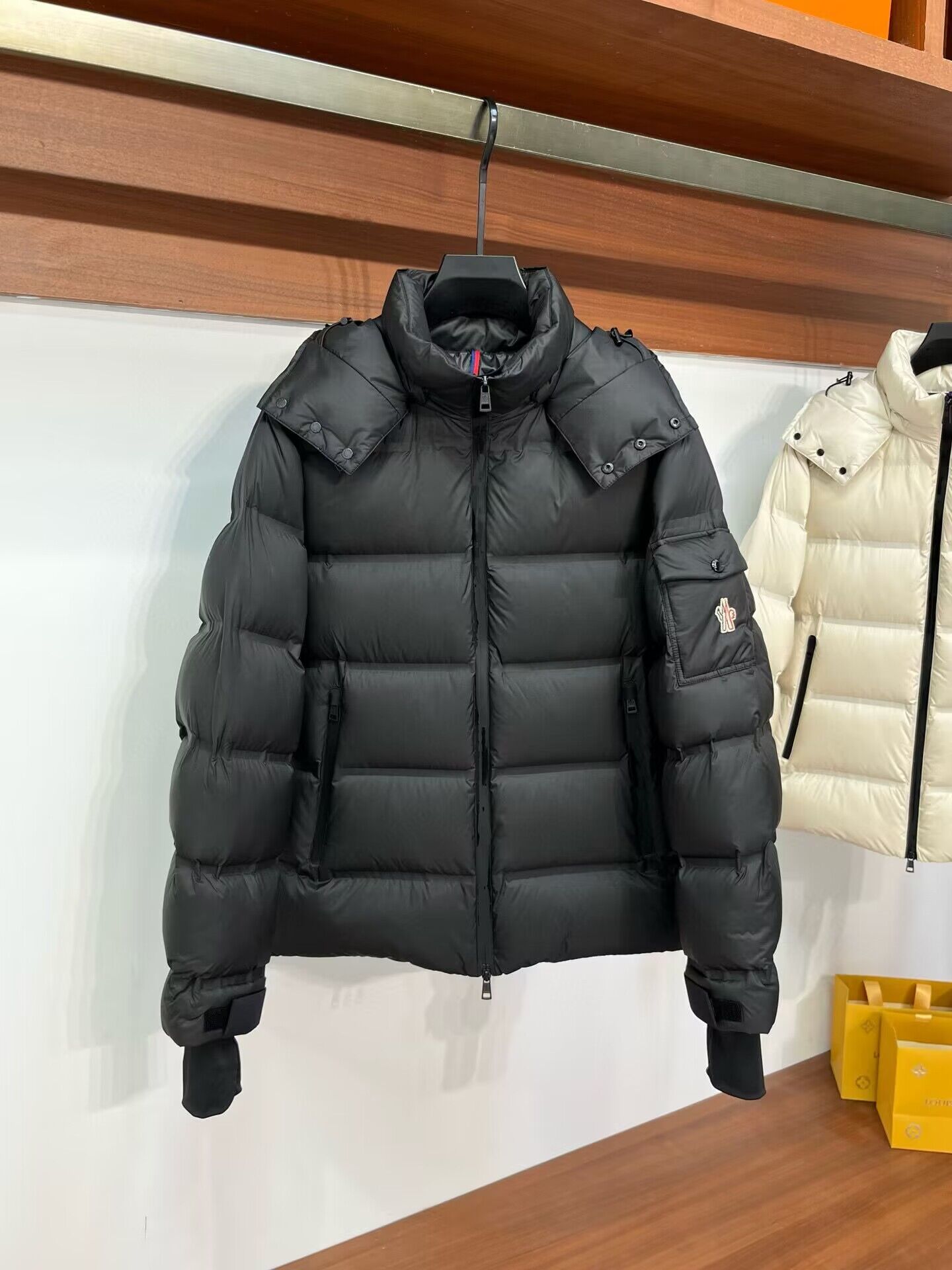 Moncler Top Quality Couple Down Coat M39058 Moncler Top Quality Couple Down Coat M39058