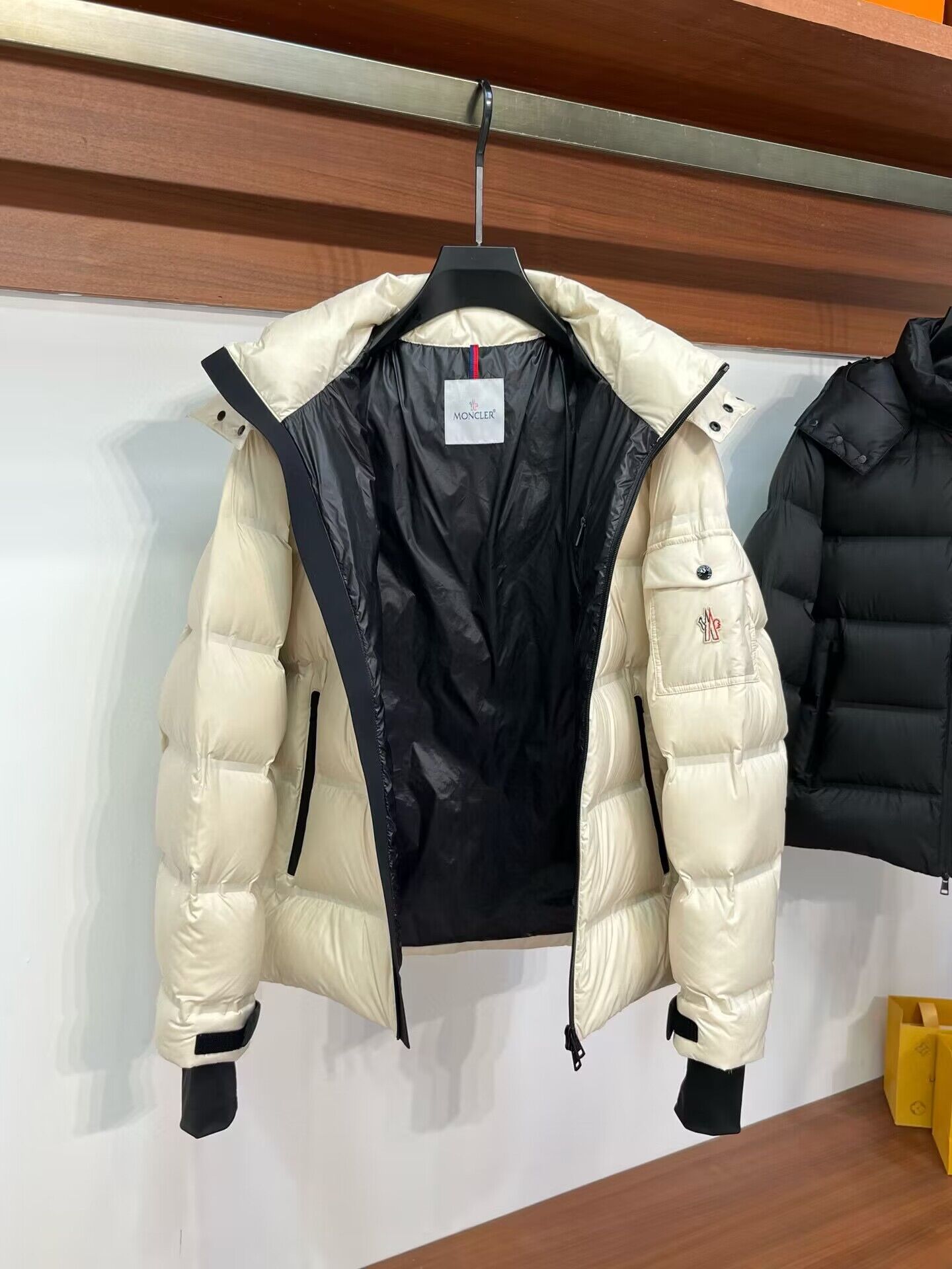 Moncler Top Quality Couple Down Coat M39058 Moncler Top Quality Couple Down Coat M39058