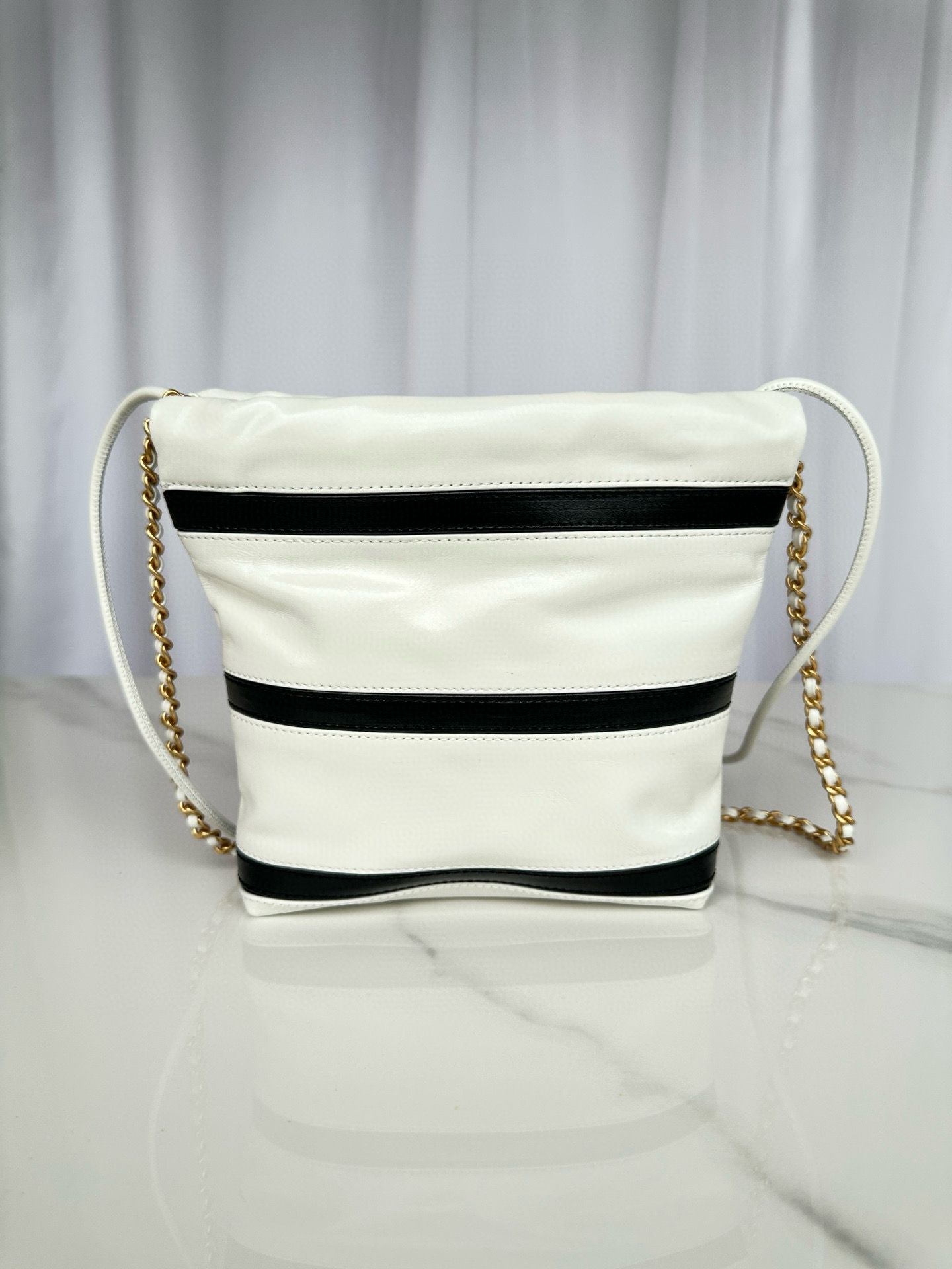CHANEL 22 HANDBAG Calfskin & Gold-Tone Metal AS3980 White CHANEL 22 HANDBAG Calfskin & Gold-Tone Metal AS3980 White