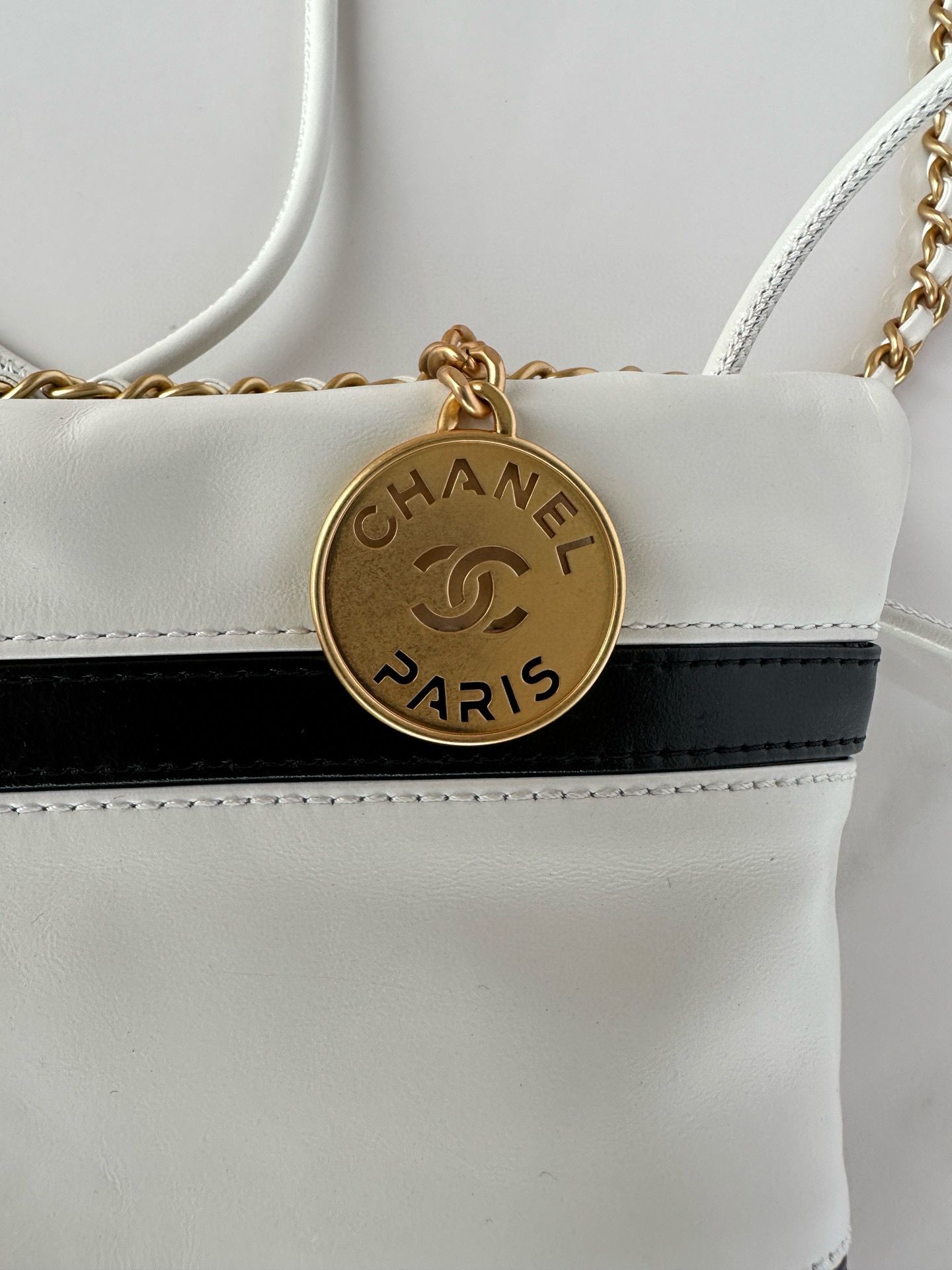 CHANEL 22 HANDBAG Calfskin & Gold-Tone Metal AS3980 White CHANEL 22 HANDBAG Calfskin & Gold-Tone Metal AS3980 White