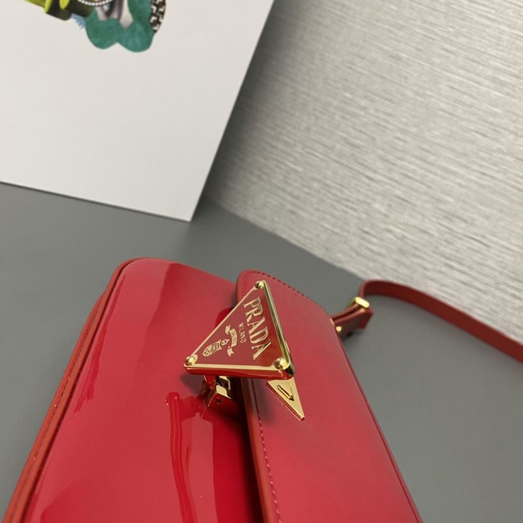 Prada Patent leather shoulder bag with flap 1BD339 red