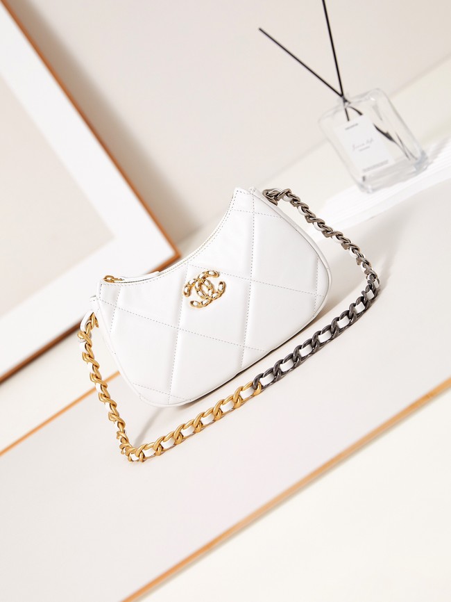CHANEL 19 CLUTCH WITH CHAIN AP3763 WHITE