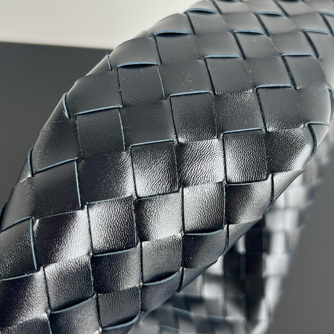 Bottega Veneta Hop Shoulder bag with Intrecciato craftsmanship in calf leather 796262 Shadow