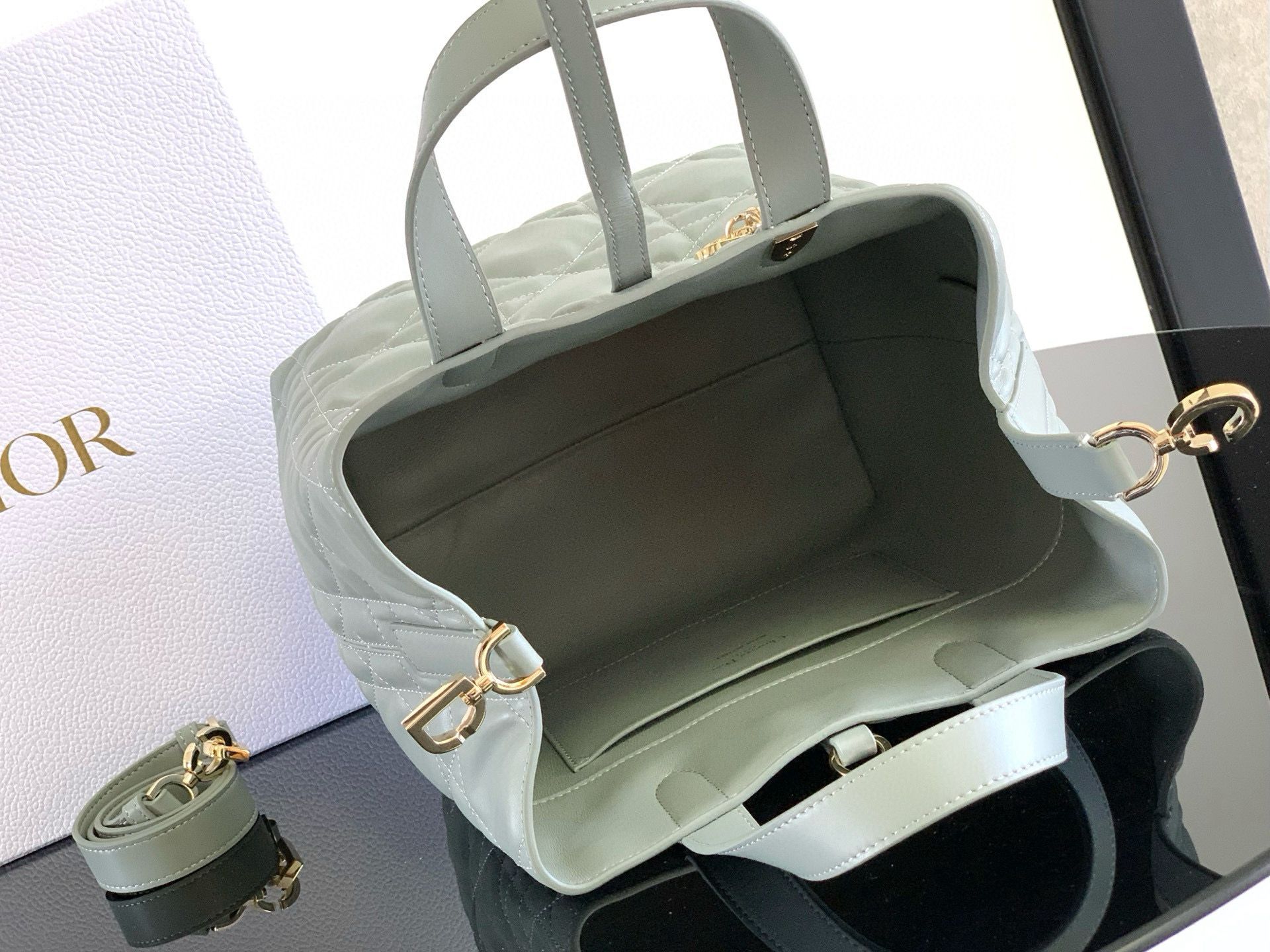 Medium Dior Toujours Vertical Tote Bag Macrocannage Calfskin M2836OSNW Gray Medium Dior Toujours Vertical Tote Bag Macrocannage Calfskin M2836OSNW Gray