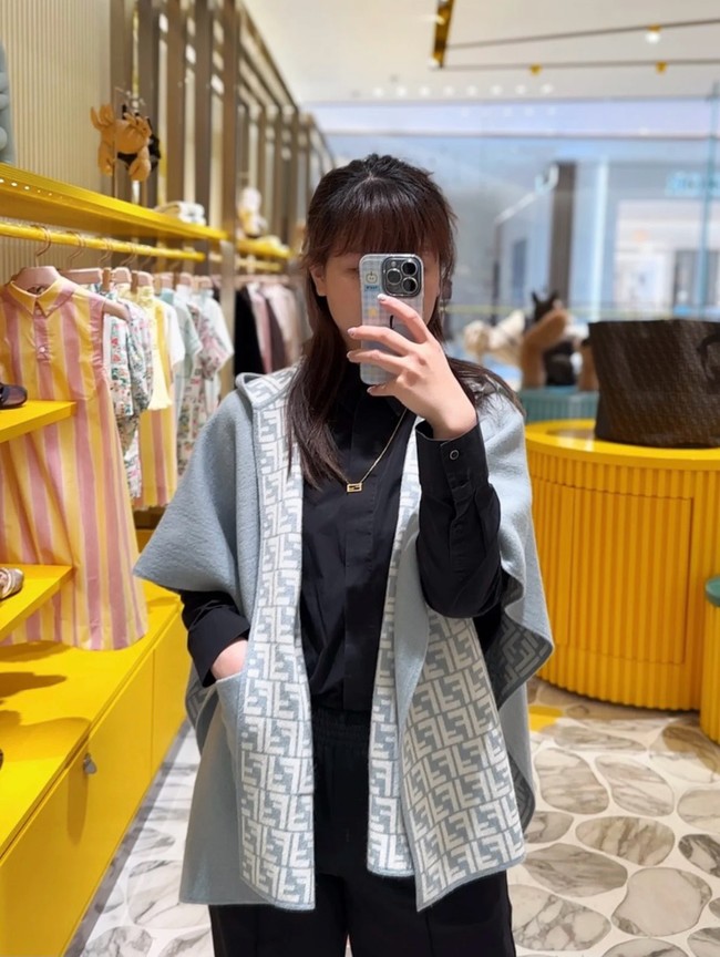 Fendi Cashmere cape FXX723