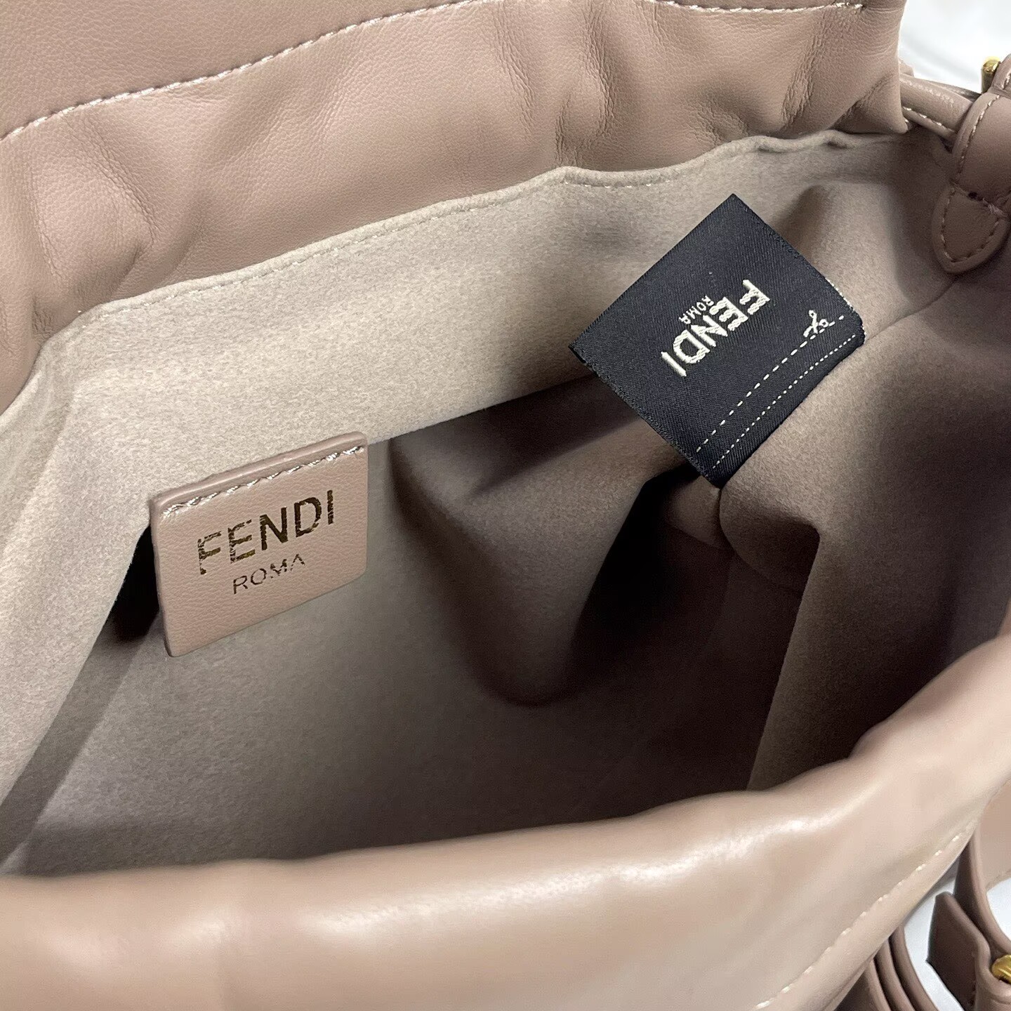 FENDI 2025 Mamma Baguette Original Leather Medium Bag FF8851 Gray FENDI 2025 Mamma Baguette Original Leather Medium Bag FF8851 Gray