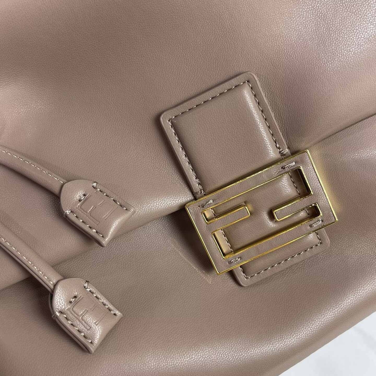 FENDI 2025 Mamma Baguette Original Leather Medium Bag FF8851 Gray FENDI 2025 Mamma Baguette Original Leather Medium Bag FF8851 Gray